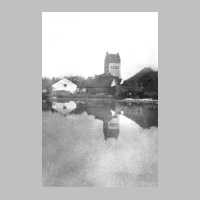 001-0265 Der Kirchturm spiegelt sich im Hochwasser  der Alle.jpg